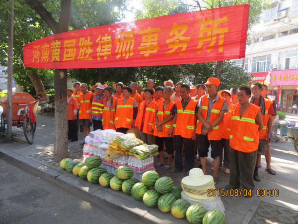 高温慰问环卫工人1